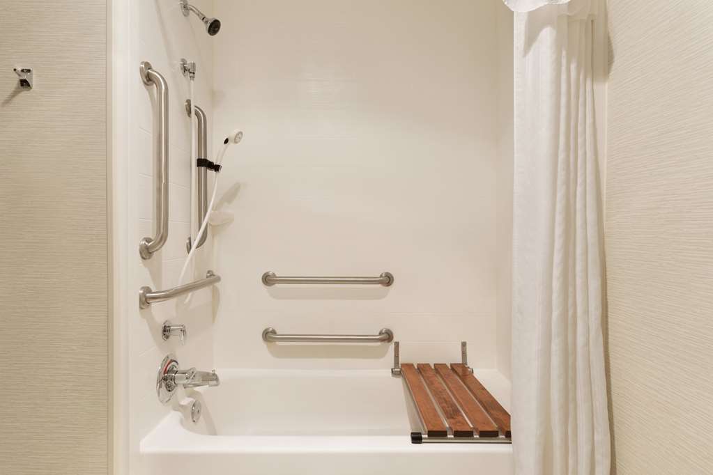 Guest room bath