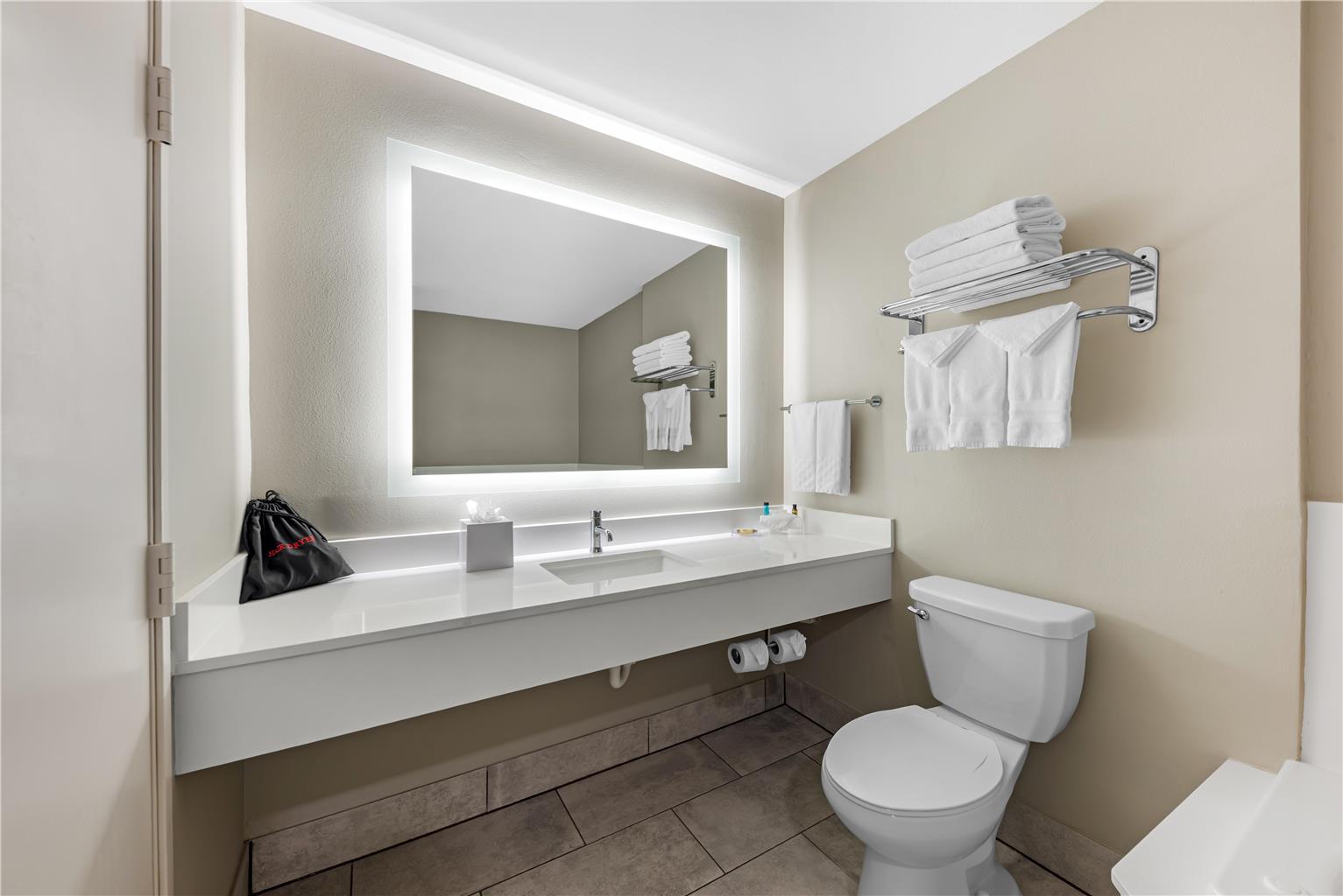 King Suite (Whirlpool) Bathroom