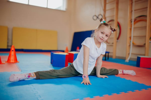 Altersgerechtes Bewegungstraining für Kinder mit spielerischen Kampfsportelementen zur Förderung von Koordination und Selbstvertrauen.