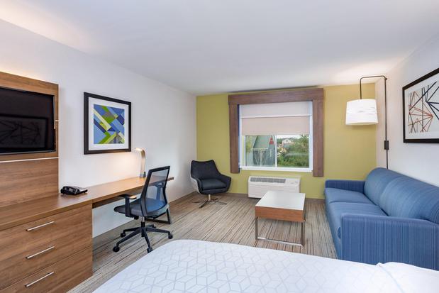 Images Holiday Inn Express & Suites Elkhart North, an IHG Hotel