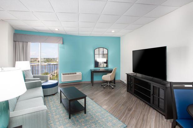Images Holiday Inn Charleston-Riverview, an IHG Hotel