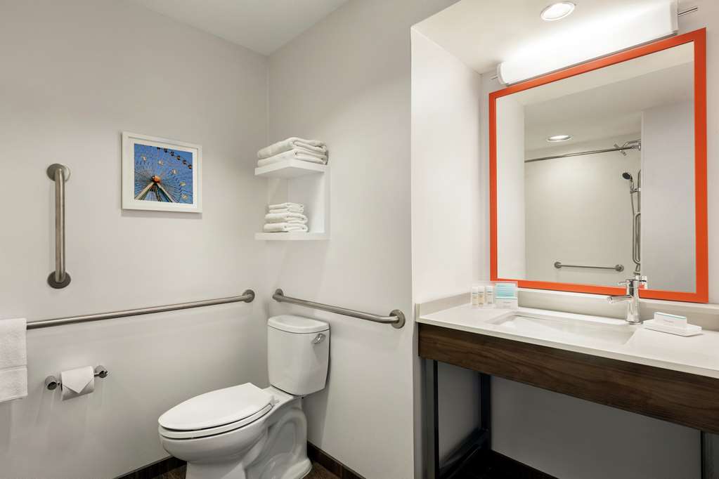 Guest room bath