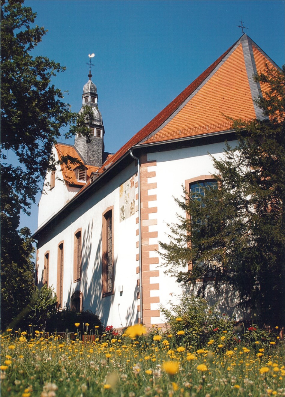 Die Evangelische Christuskirche ist unverkennbares Wahrzeichen der Dietzenbacher Altstadt. Bereits im 9./10. Jahrhundert hat an ihrer Stelle eine Vorgängerkirche gestanden. Anfang des Jahres 1753 wurde die Kirche nach einem Brand abgerissen und ein neues 