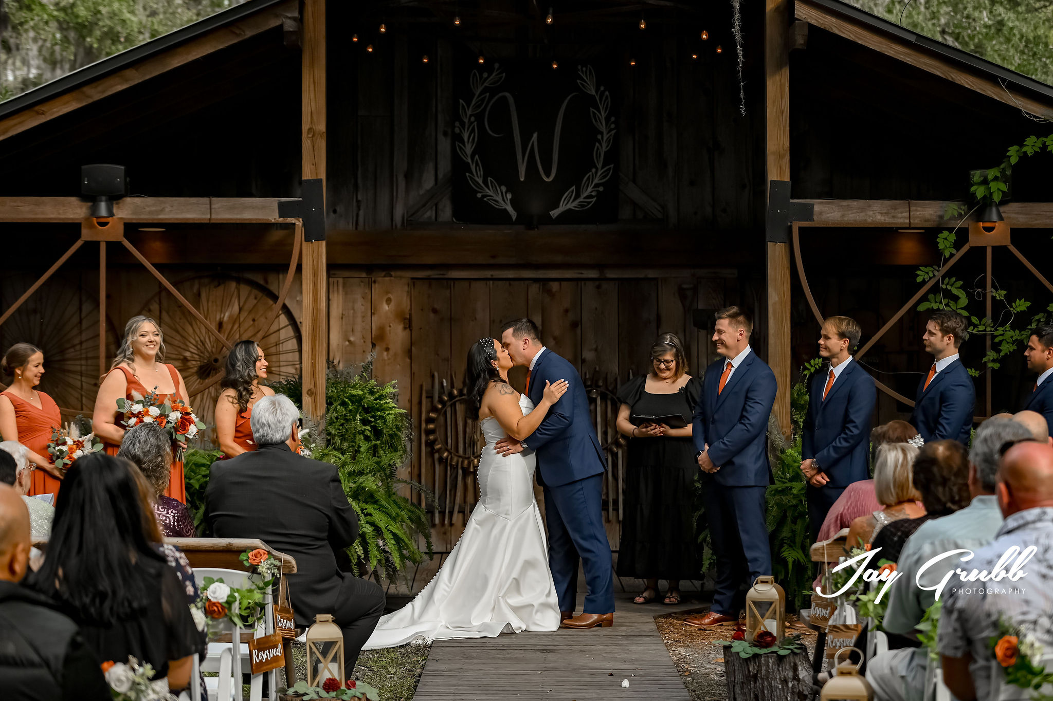 ceremony kiss at tuckers house wedding venue 