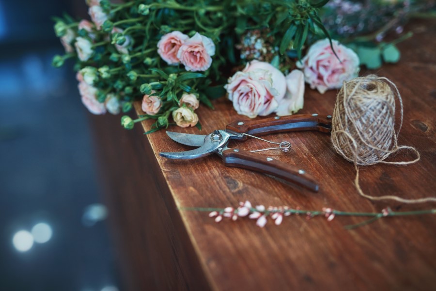 Floristik
Hier finden Sie eine reiche Auswahl an frischen Blumen, Blumenzwiebeln und saisonbedingten Gestecken, die Ihr Zuhause oder Ihren Arbeitsplatz verschönern und eine wohlige Atmosphäre schaffen. Unser Angebot umfasst eine breite Palette von Blumen und Pflanzen, die perfekt für jede Gelegenheit sind – sei es ein besonderes Geschenk, eine Hochzeitsdekoration oder einfach, um Ihren Wohnraum aufzuwerten.