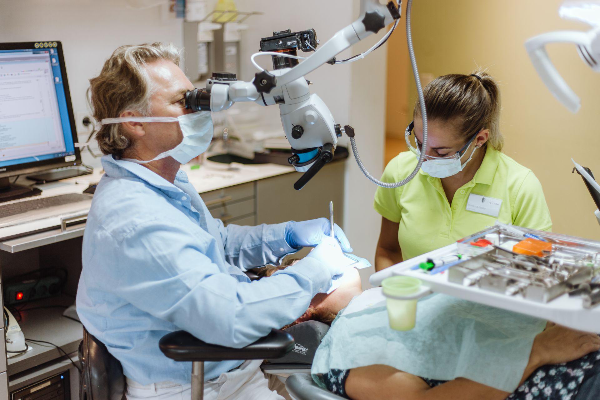 Behandlung einer Patientin | Zahnarztpraxis Dr. Seitner in Singen