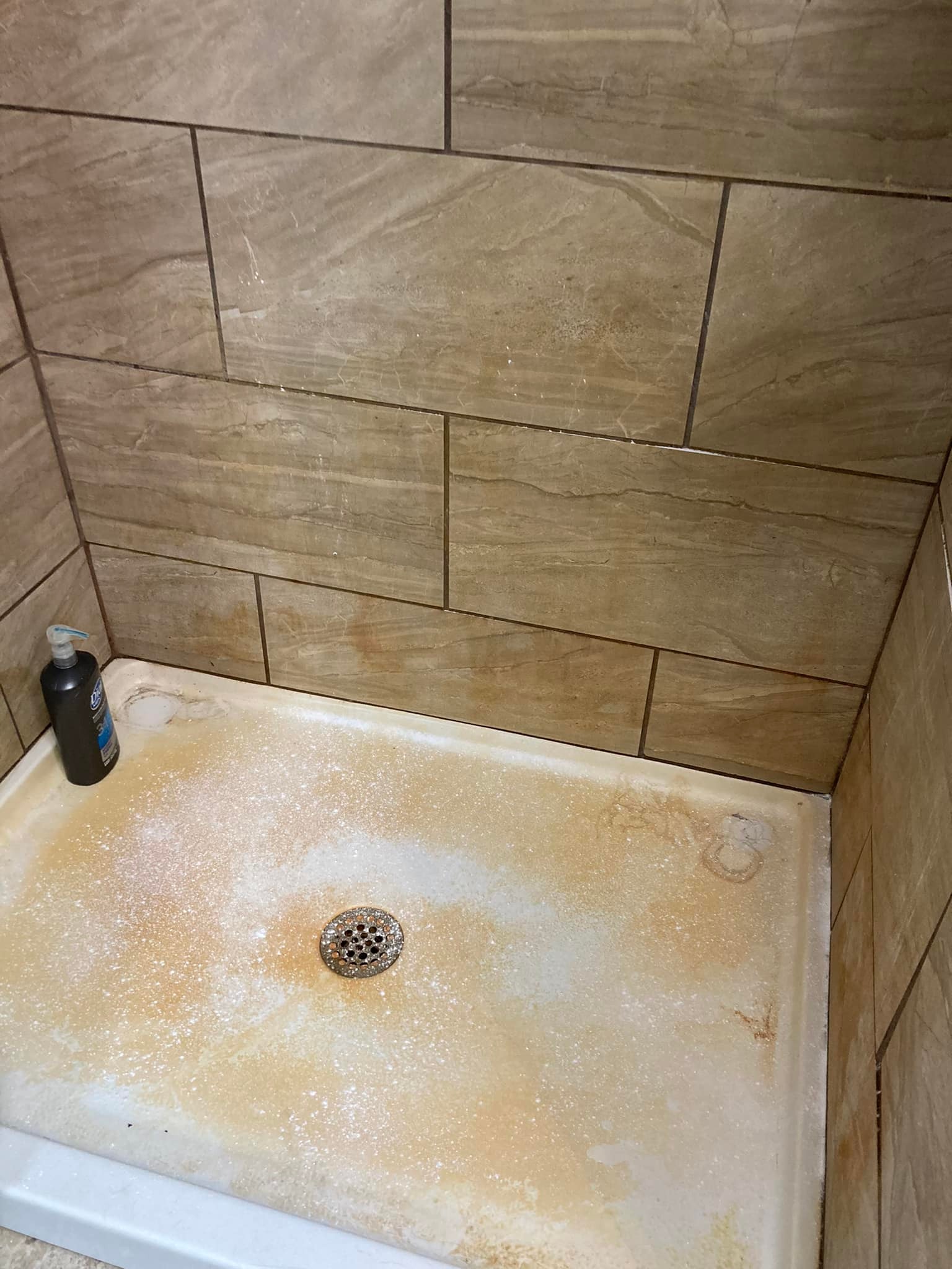 Demi's Quality Cleans LLC Logo