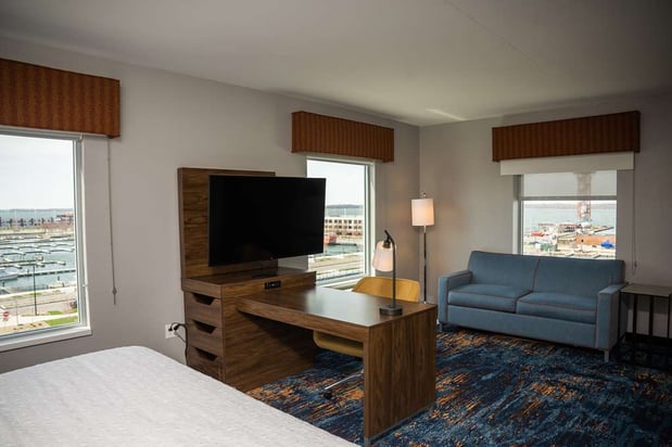 Images Hampton Inn & Suites Erie Bayfront