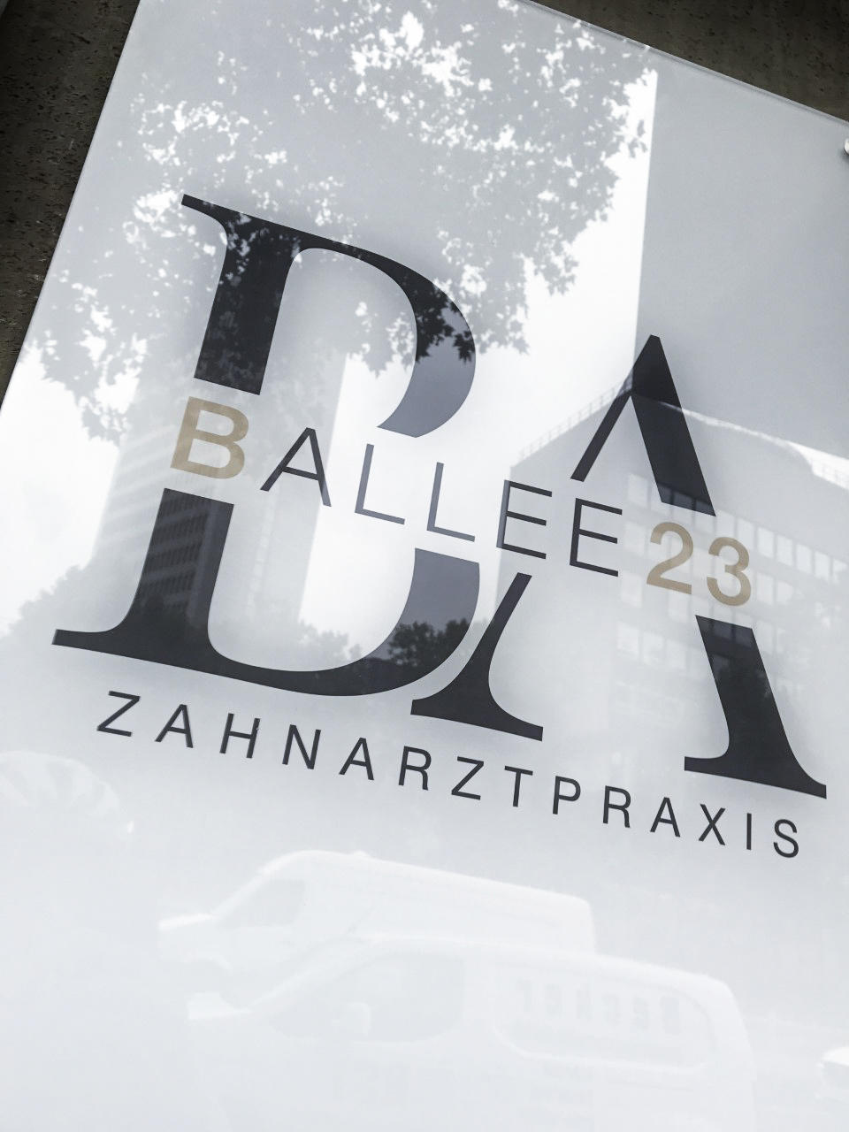 Firmenschild 2020 - Ballee23 - Ihre Zahnarztpraxis in der Düsseldorfer Innenstadt