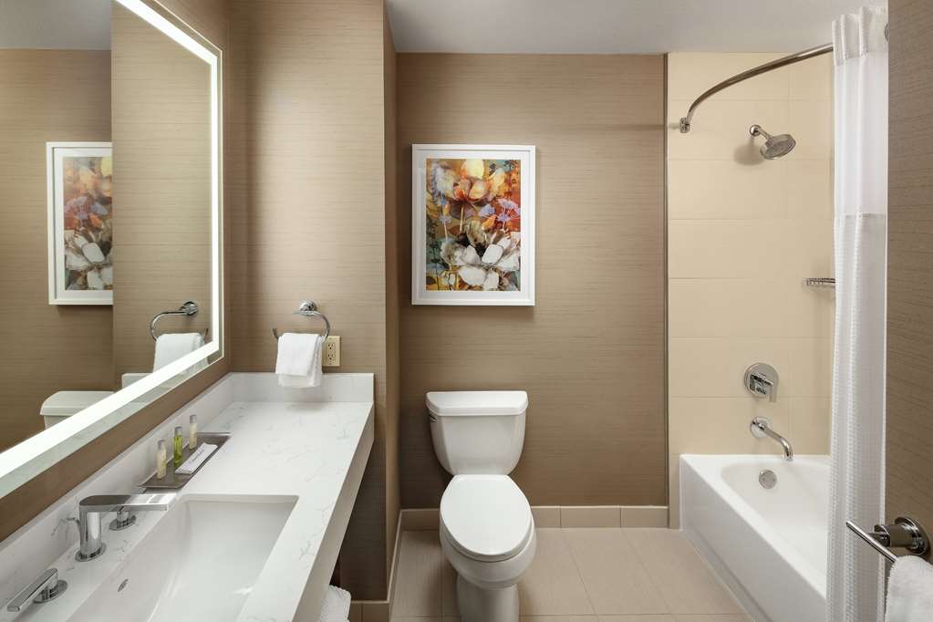 Guest room bath