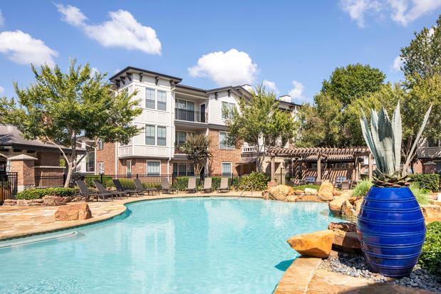 Images Camden Whispering Oaks Apartments