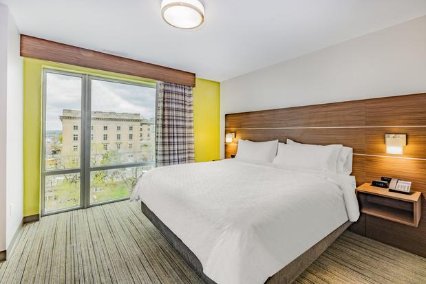 Images Holiday Inn Express & Suites Lincoln Downtown by IHG