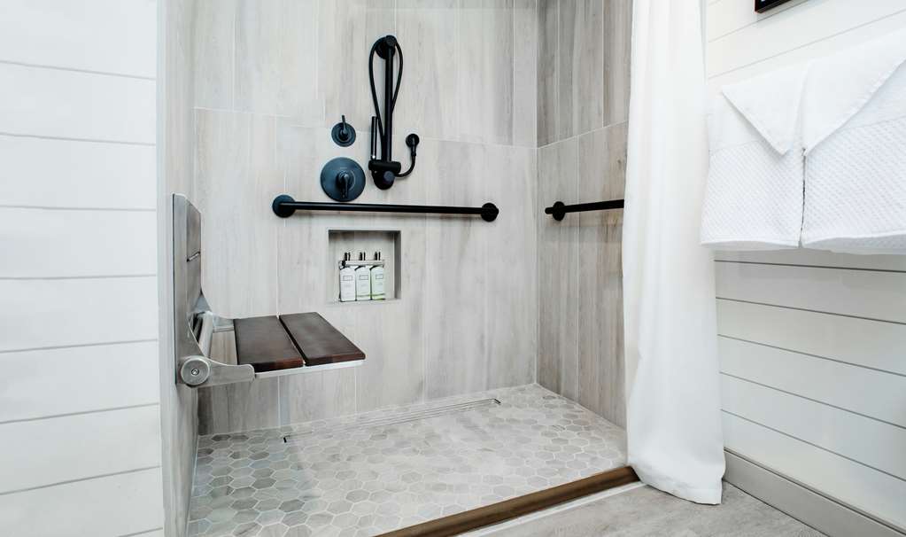 Guest room bath