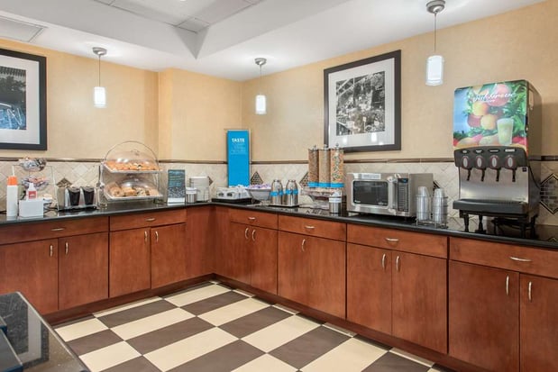 Images Hampton Inn & Suites Arcata, CA