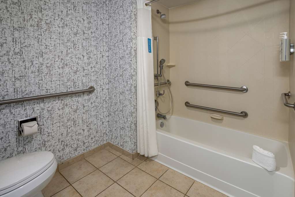 Guest room bath
