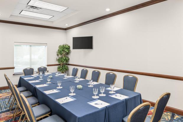 Images Holiday Inn Express & Suites Wilmington-Newark by IHG