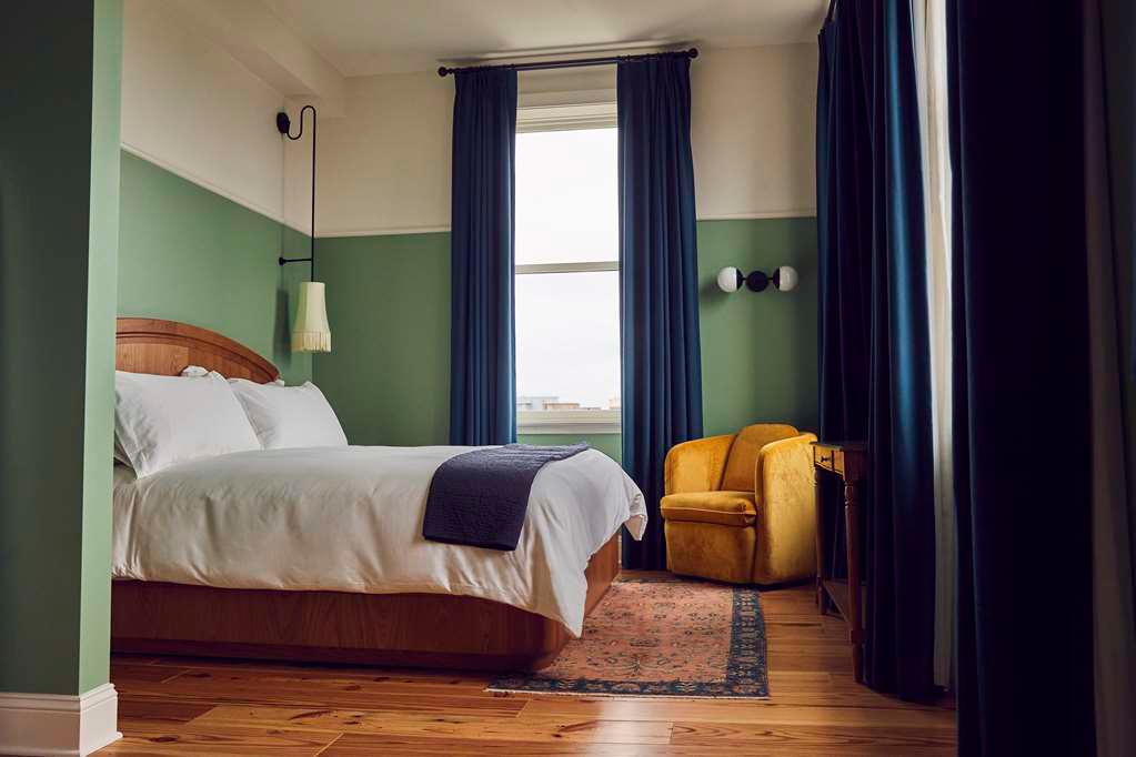 The Drayton Hotel Savannah, Curio Collection by Hilton