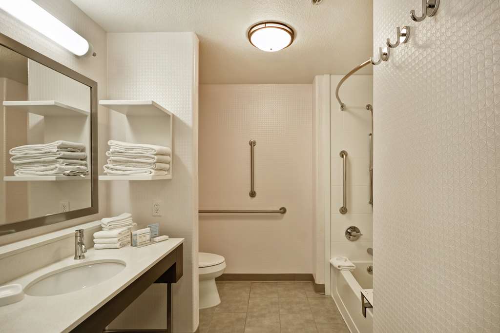 Guest room bath