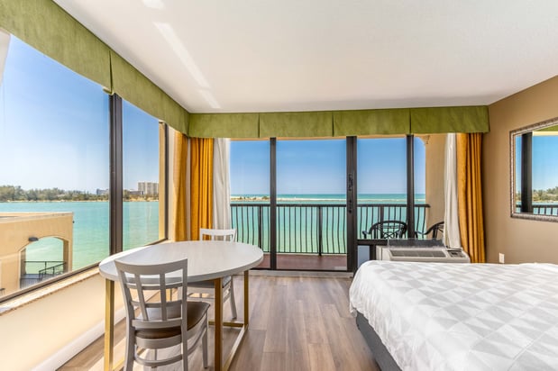 Images Holiday Inn & Suites Clearwater Beach by IHG