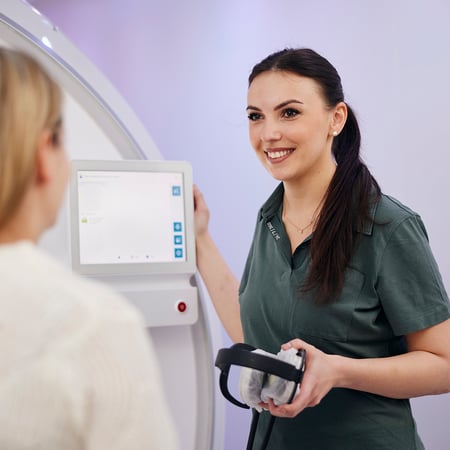 MTRA der radiologischen Privatpraxis Dr. med. Michael Ho mit einer Patientin in Münster