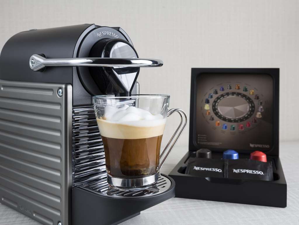 Best Western Premier Hotel Aristocrate à Quebec: Nespresso coffee machine and coffee