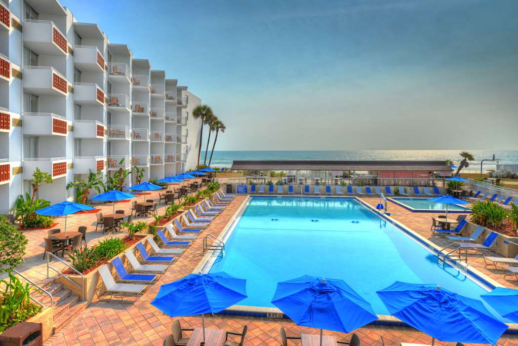 Come relax, unwind and take a dip in our outdoor pool Best Western Aku Tiki Inn Daytona Beach (386)252-9631