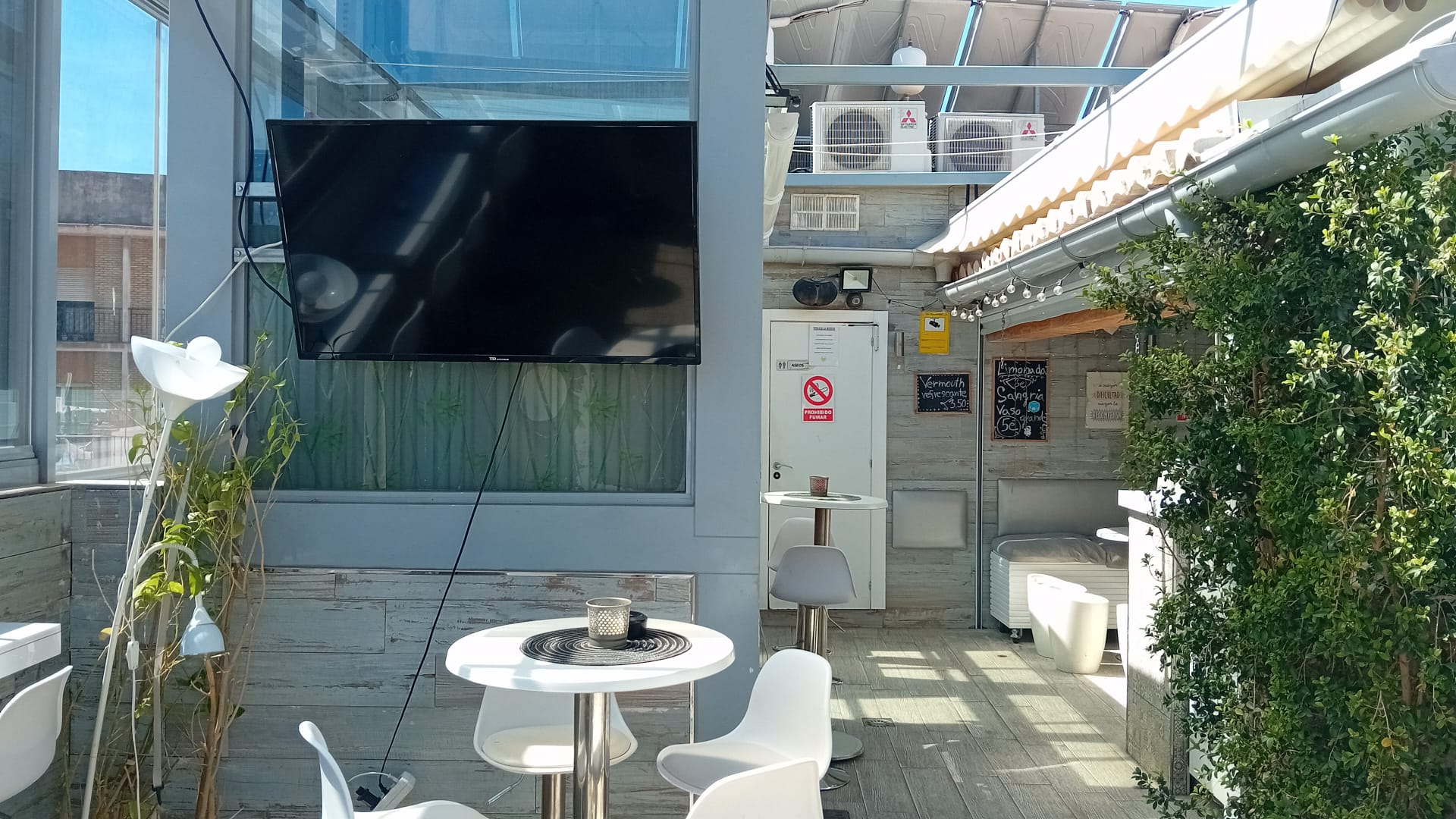 Images Terraza la Merced Karaoke Bar