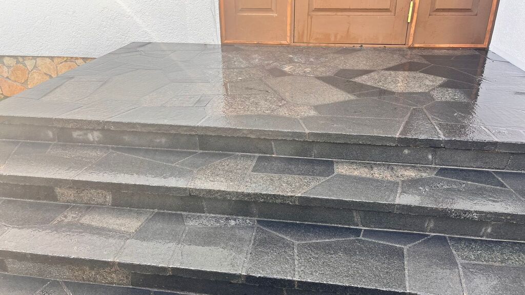 Kvalitatīvas marmora kāpnes, kas piešķir interjeram greznumu un izsmalcinātību.