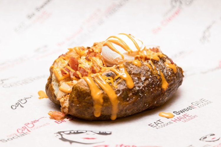 Grilled Baja chicken, bacon bits, shredded cheese, sour cream, margarine and drizzled with chipotle.