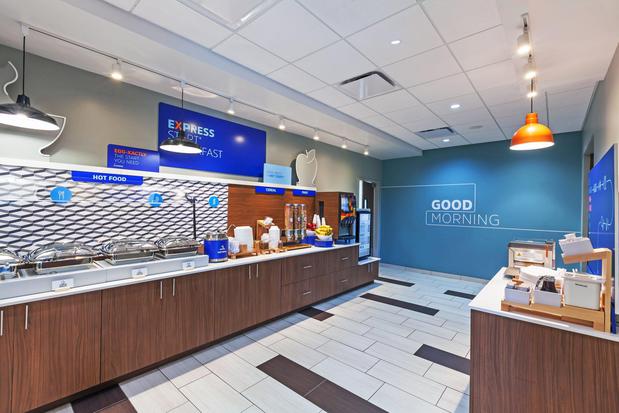 Images Holiday Inn Express & Suites Tulsa South - Woodland Hills by IHG