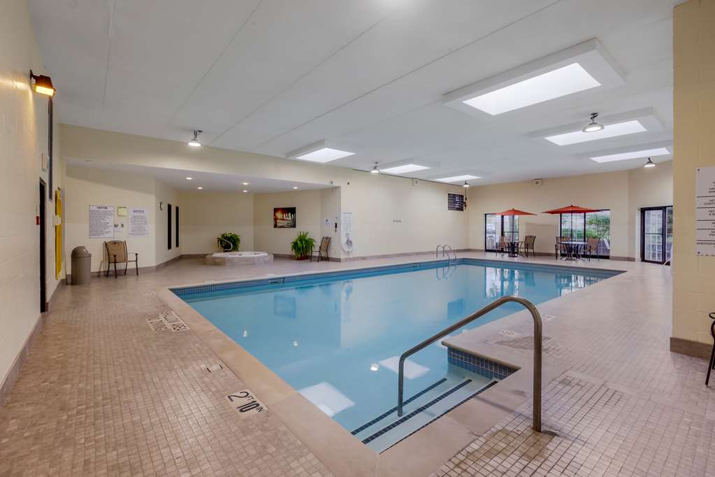 pool Best Western Plus Otonabee Inn Peterborough (705)742-3454