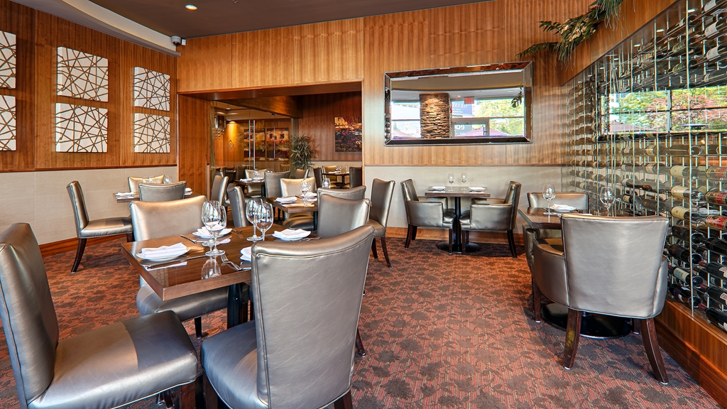 Best Western Premier Chateau Granville Hotel & Suites & Conf. Centre in Vancouver: Relax in our on-site restaurant, The Edge Social Grille & Lounge.