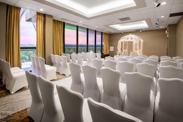 Images Holiday Inn & Suites Pittsfield-Berkshires by IHG