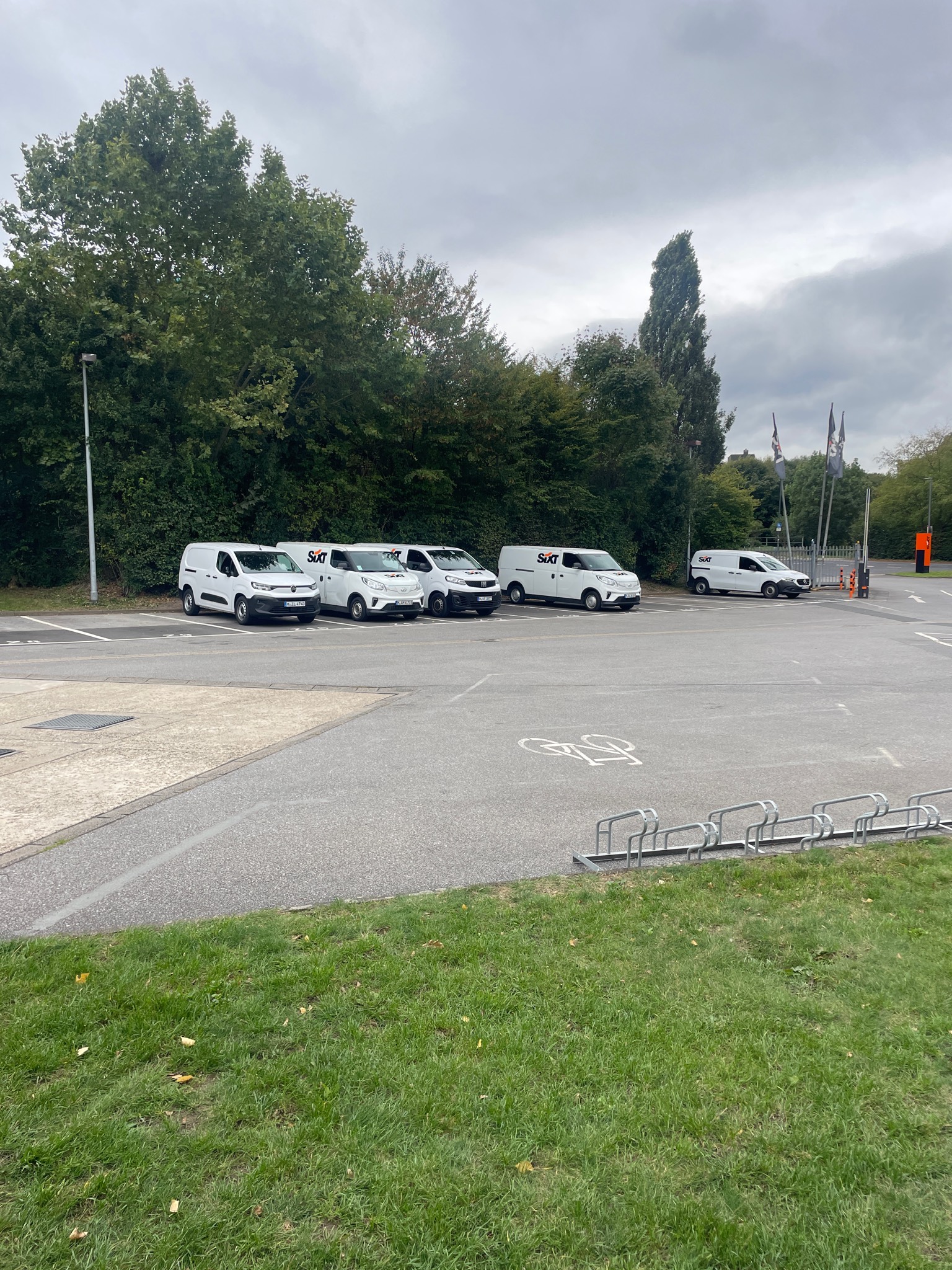 SIXT Truck Center Düsseldorf, Tilde-Klose-Weg 2-4 in Düsseldorf