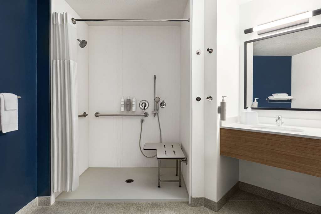 Guest room bath