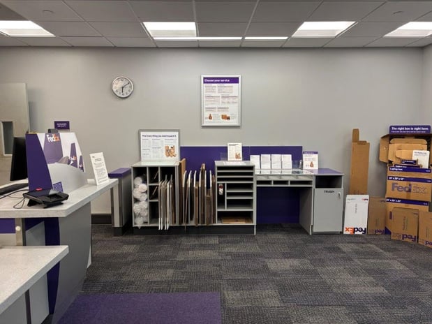 Images FedEx Office Ship Center