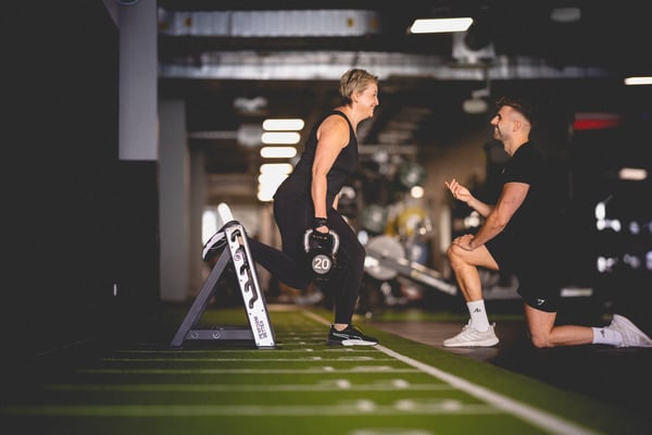 Funktionelles Krafttraining mit Gewichten auf der Trainingsfläche -  David Nikolaitschik - Personal Trainer in Mannheim