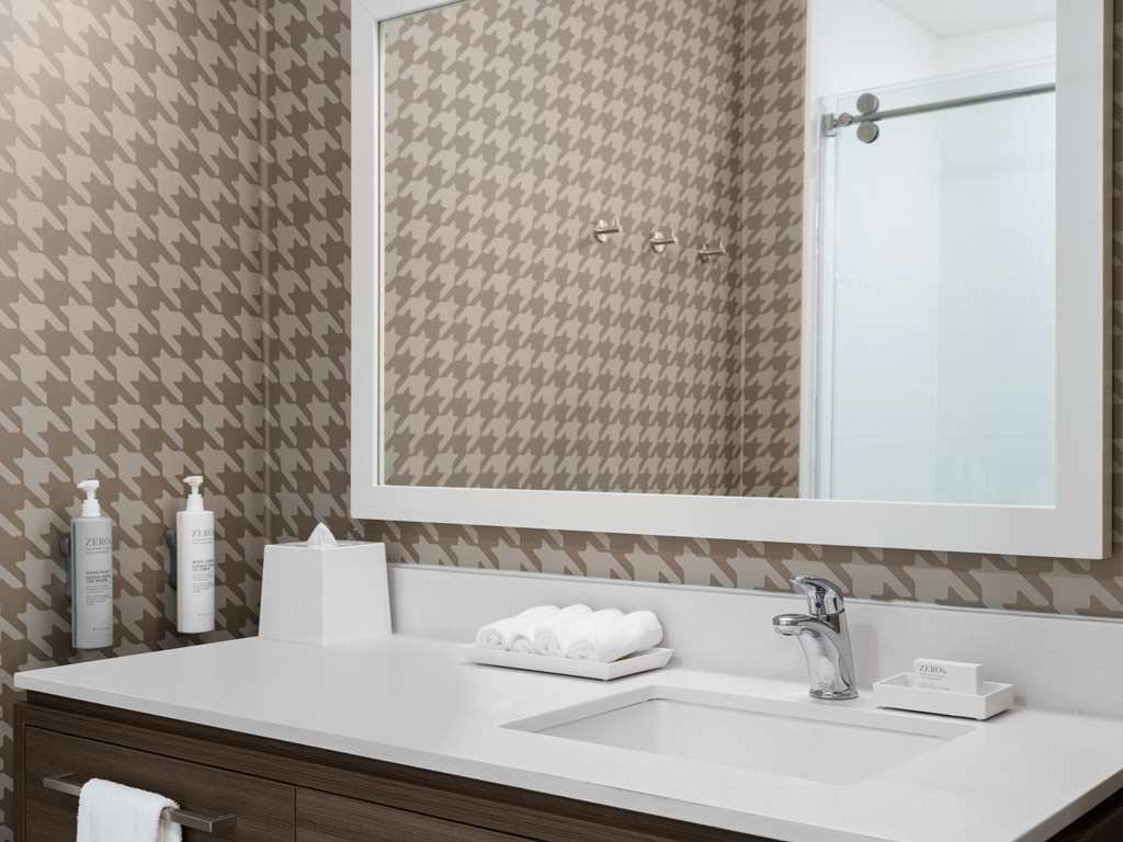 Guest room bath