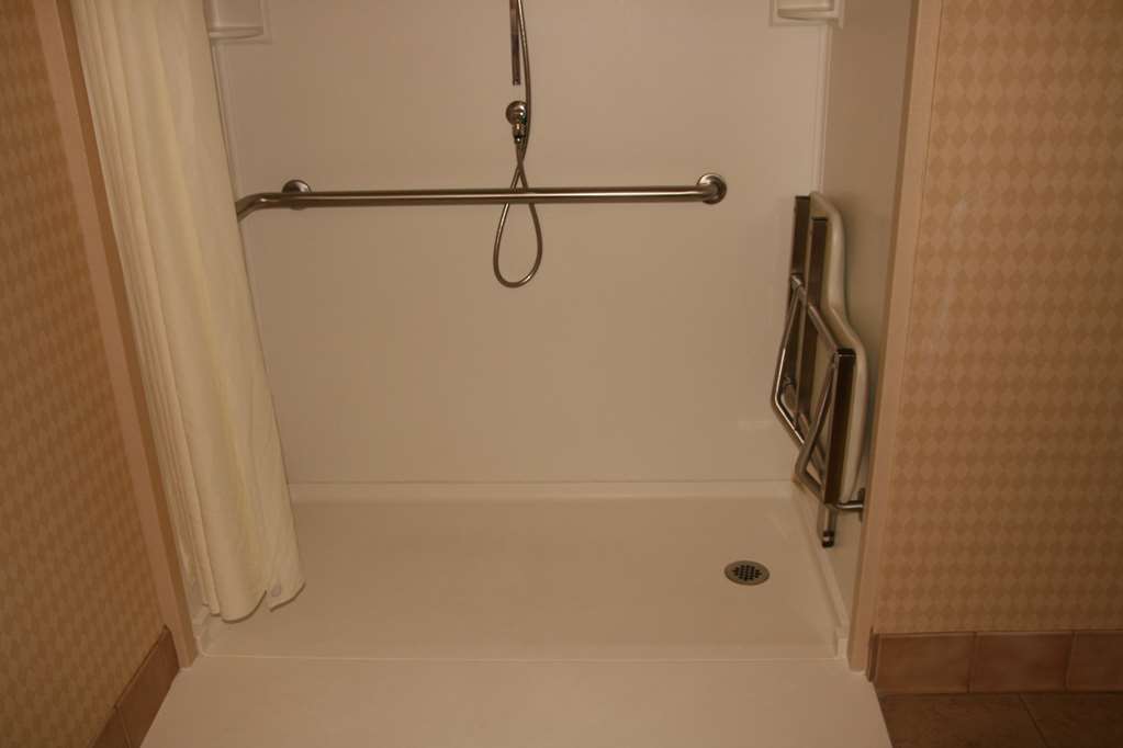 Guest room bath