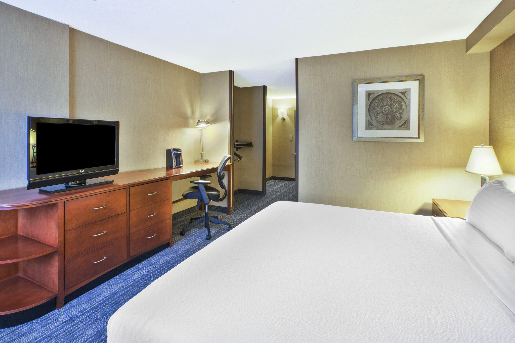 holiday inn national airport/crystal city distance to the crystal gateway marriott