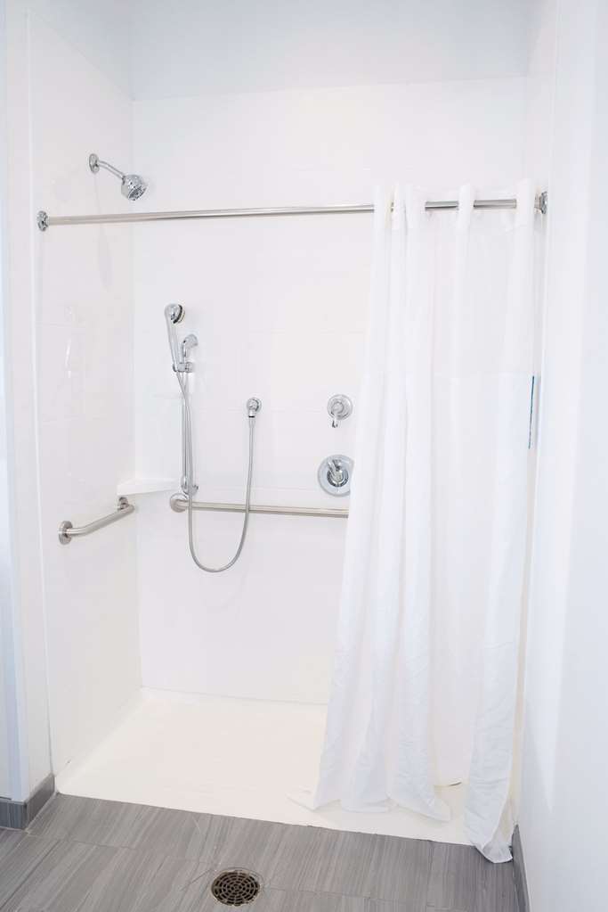 Guest room bath