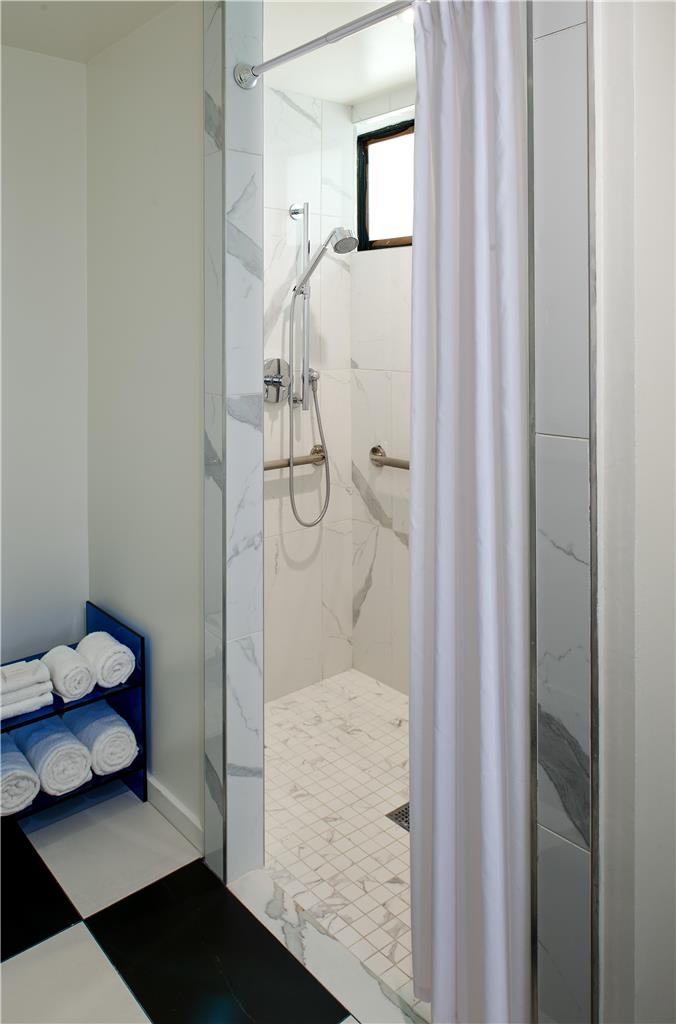 Guest room bath