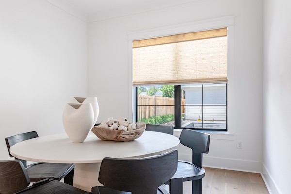 Holiday dinners are back- don’t miss out on dressing up your dining space! Our gorgeous woven wood shades will amplify your dining room’s style, while also providing ample shade and privacy. We love how these stunning shades complement the wooden decor in this dining space!