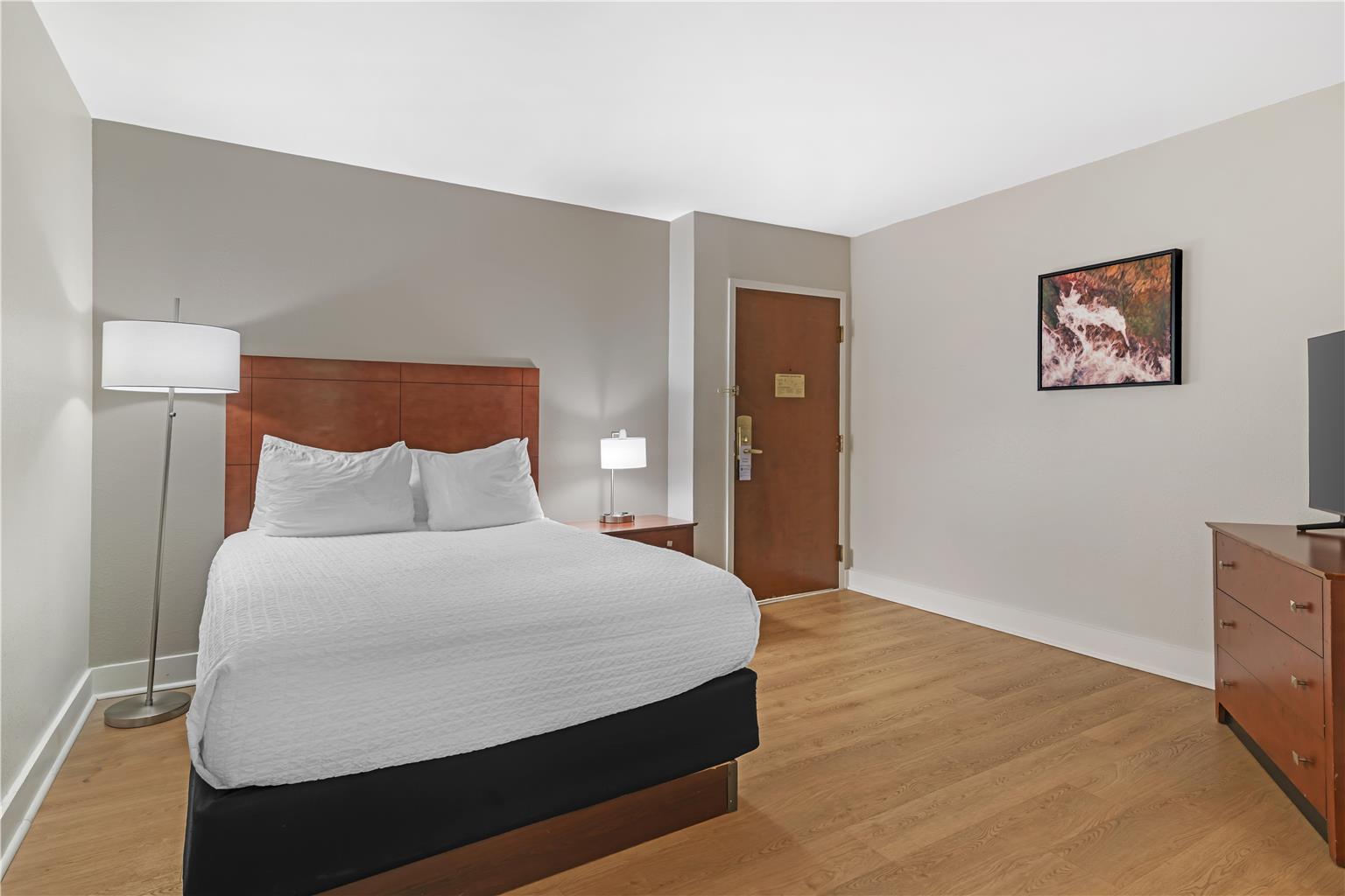Suite Single Queen Bedroom with Whirlpool