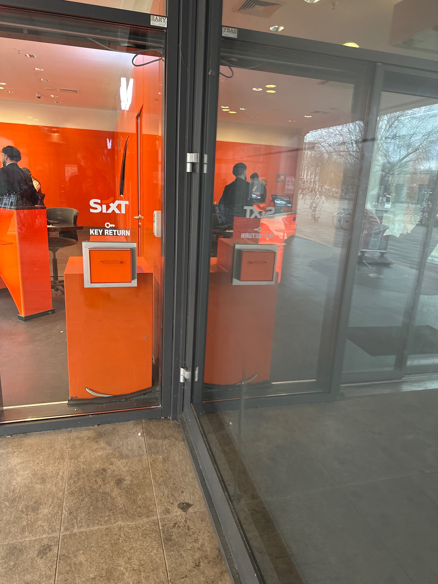 SIXT Autovermietung Wiesbaden Zentrum/Hauptbahnhof, Bahnhofsplatz 3, Lilien-Carre in Wiesbaden
