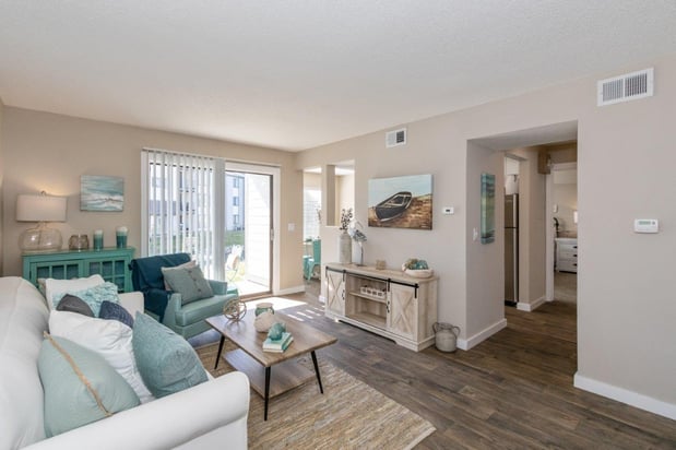 Images Lakeside Crossing at Eagle Creek Apartments and Townhomes