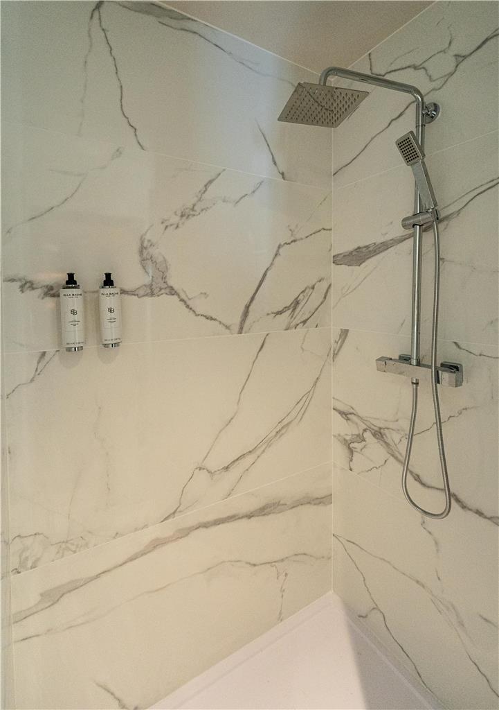 Guest room bath