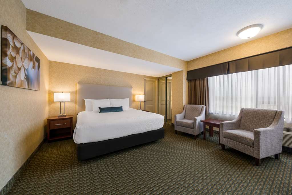 Best Western Voyageur Place Hotel in Newmarket: King Suite (02) in Hotel Tower