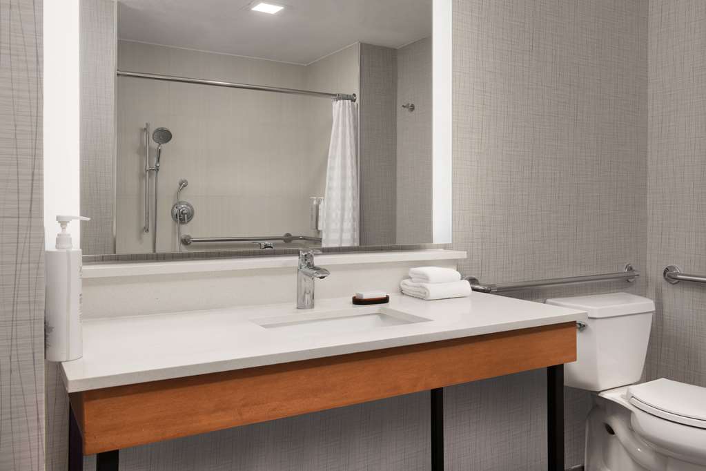 Guest room bath