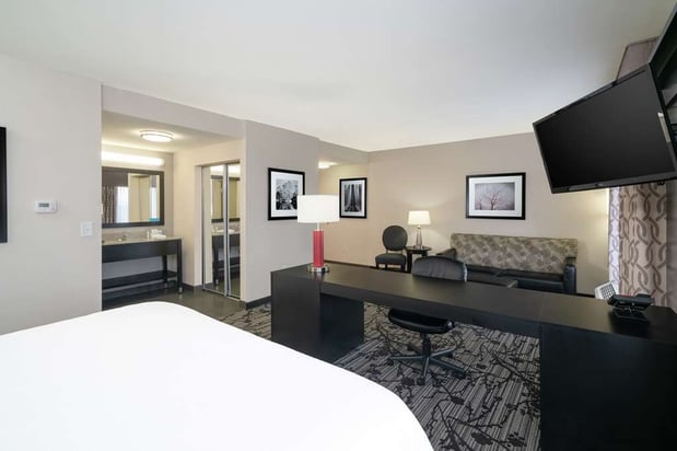 Images Hampton Inn & Suites Roanoke Airport